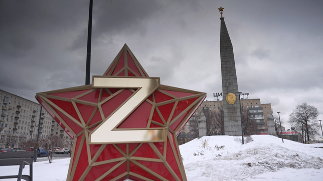Das russische Kriegszeichen "Z" auf einem roten Stern