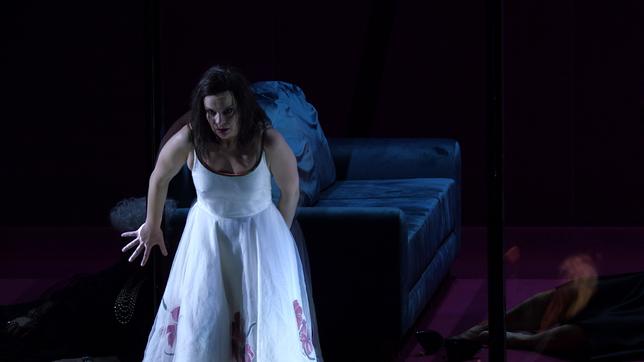Bild: BR Frau im Brautkleid auf Theaterbühne