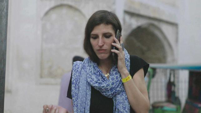 Eine junge Frau telefoniert mit dem Handy
