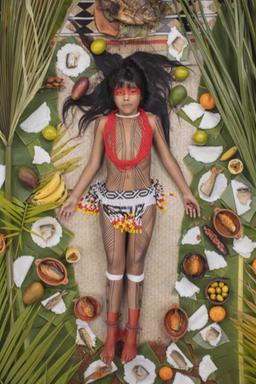 Bild: Gregg Segal Ein native-american Mädchen umgeben von Früchten und Gemüse