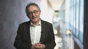 Bild: BR Ein mittelater Mann mit Brille gibt ein Interview