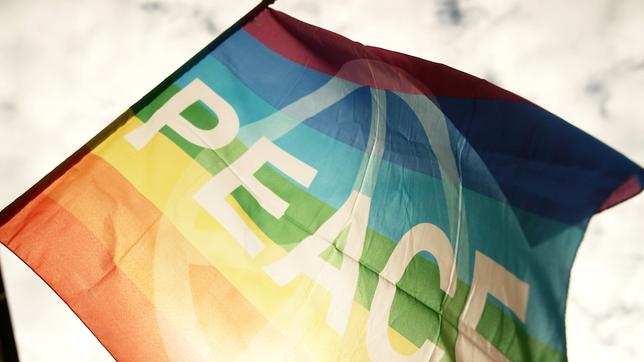Regenbogenflagge mit dem Schriftzug "Peace"