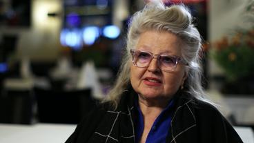 Bild: BR Eine Frau im dunklen Hemd gibt ein TV-Interview