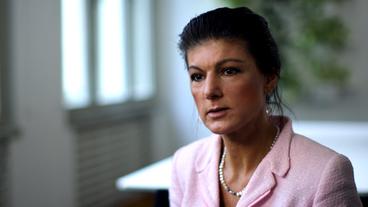 Bild: BR Eine Frau im hellen Hemd gibt ein TV-Interview
