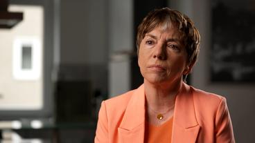 Bild: BR Eine Frau im orangenen Hemd gibt ein TV-Interview