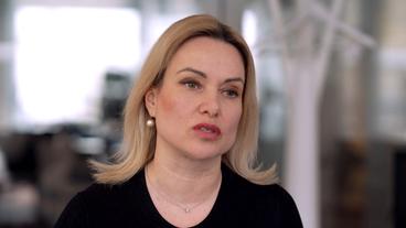 Bild: BR Eine Frau im dunklen Hemd gibt ein TV-Interview