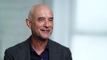 Bild: BR Ein Mann im dunklen Hemd gibt ein TV-Interview