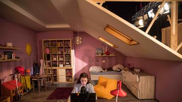 Bild: Hypermarket Film/Milan Jaroš Ein junges Mädchen sitzt in seinem Kinderzimmer vor einem Computer, Filmszene