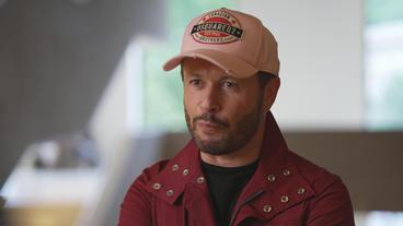 Ein Mann gint ein TV-Interview
