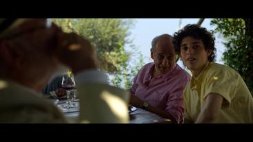 Bild: Netflix Filmszene: Eine Familie an einem Essenstisch im Garten