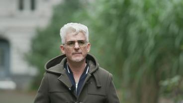 Bild: BR Ein Mann mit weißen Haaren und Brille