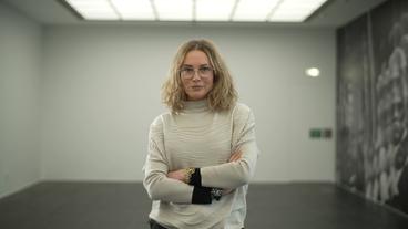 Bild: BR Eine Frau Anfang fünzig mit Brille blickt in die Kamera