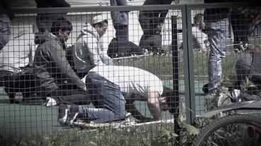 Bild: BR Fernsehbild betender Muslime hinter einem Zaun