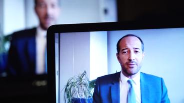 Bild: BR Videokonferenz mit einem weißen Mann im Anzug