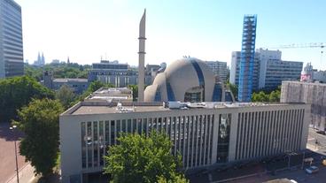 Bild: BR Eine Moschee mit Minarett vor blauem Himmel