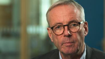 Bild: BR Ein älterer Mann mit Brille gibt ein Fernsehinterview