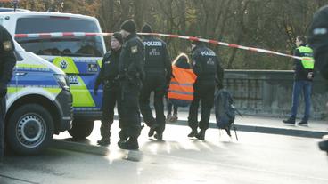Bild: BR Eine Demonstrantin wird von der Polizei von der Straße getragen