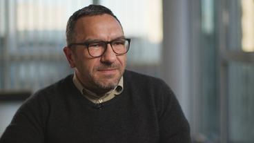 Bild: BR Ein mittelalter Mann mit Brille gibt ein Fernsehinterview