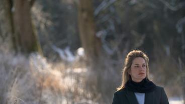 Bild: BR Eine blonde Frau spaziert in der Natur