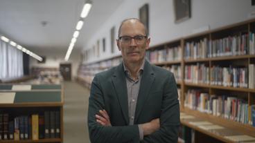 Bild: BR Ein Mann steht in einer Bibliothek