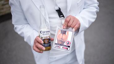 Bild: Lois Hechenblaikner Eine Bierflasche mit dem Aufdruck "Corona", daneben der nackte Hintern einer Frau