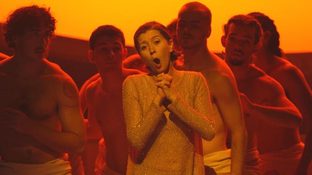 Fraue singen auf einer Theaterbühne