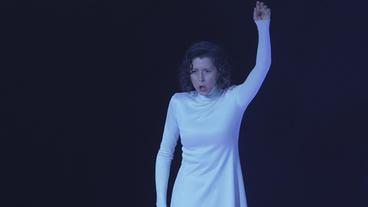 Ein Frau auf einer Theaterbühen