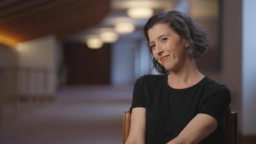 Eine Frau gibt ein TV-Interview