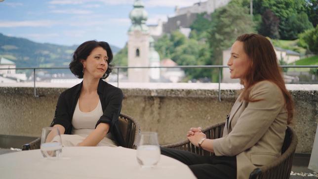 Zwei Frauen geben ein TV-Interview