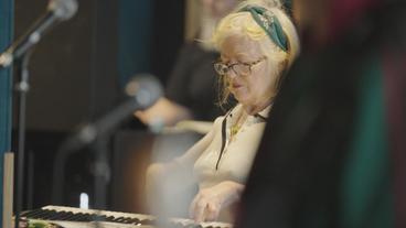 Bild: BR Eine Frau in einem Musikstudio