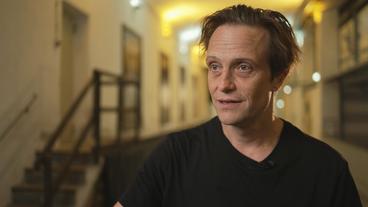 Ein Mann gibt ein TV-Interview