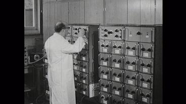 Bild: BR Schwarzweißbild eines Mannes vor einer riesigen Rechenmaschine aus den 1960ern
