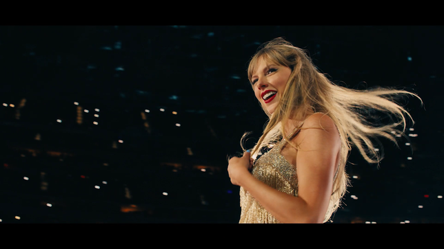Taylor Swift singt auf einer Bühne