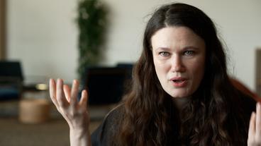 Bild: BR Eine Frau gibt ein TV-Interview