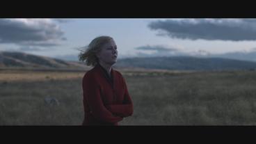 Bild: Netflix Filmausschnitt: Eine Frau steht im Wind