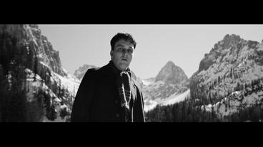 Schwarzweißbild eines Mannes in den Alpen