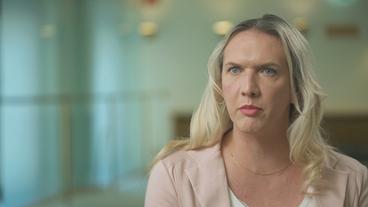 Bild: BR Eine mittelalte Frazu mit langen blonden Haaren gibt ein Interview