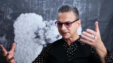 Bild: BR Ein Mann mit Sonnenbrille und schwarzem Anzug gibt ein TV-Interview