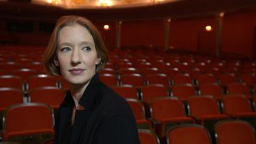 Bild: BR Ein blonde Frau sitzt im Opernhaus