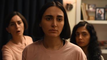 Drei junge Frauen schauen besorgt