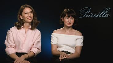 Zwei Frauen geben ein TV-Interview