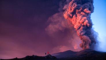 Lila Rauchwolken eines Vulkanausbruchs