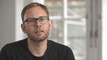 Bild: BR Ein weißer Mann gibt ein Interview