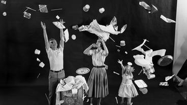 Bild: Getty / Peter Stackpole Menschen werfen Plastikbesteck in die Höhe