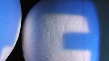 Bild: BR Ein verschwommenes Facebook-Logo
