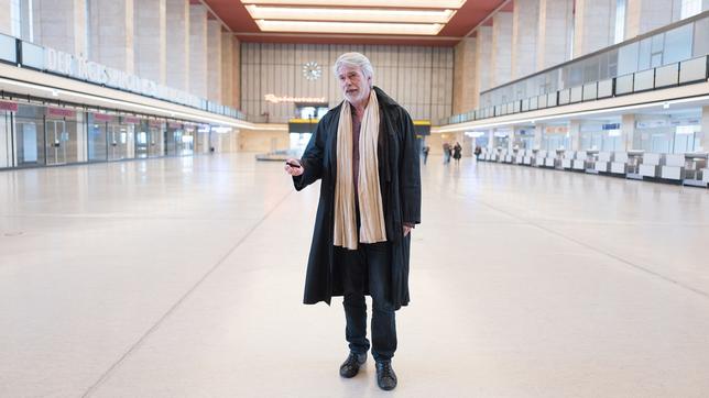 Bild: dpa/Jörg Carstensen Chris Dercon auf dem Flughafen Tempelhof in Berlin