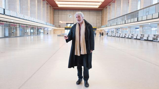 Chris Dercon auf dem Flughafen Tempelhof in Berlin 