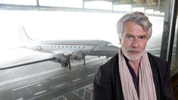 Chris Dercon auf dem Flughafen Tempelhof