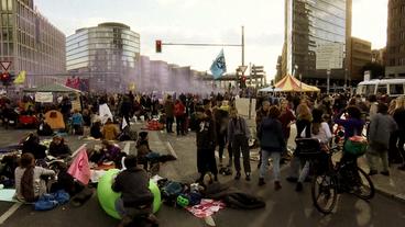Bild: RBB Jugendliche Demonstranten sitzen auf offener Straße