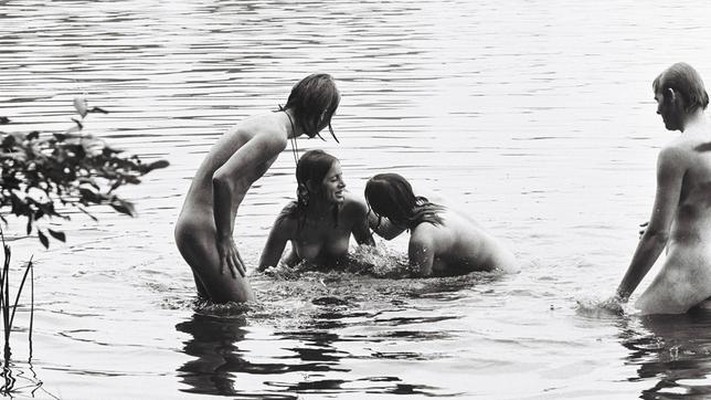 Bild: NDR/Jason Laure Nackte Festivalbesucherinnen baden im Wasser, Woodstock 1969